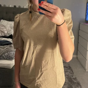 Guldig t-shirt - Jätte fin tröja som passar perfekt till julen eller nyår. Använt denna bara en gång så den har väldigt fint skick💛 