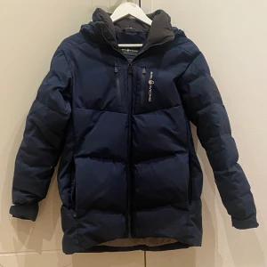 Sail racing jacka - Tjena! Säljer denna Sail Racing jackan för 1199kr! Vid snabb affär kan priset diskuteras. Säljer Jackan för att den inte kommer till användning.