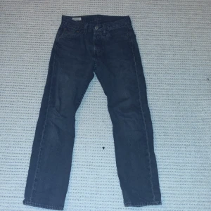 Levis501 - det är ettt par Levis 501 som är någon månad gammal och är Inge hål eller tecken på att dem är i dåligt skick skriv gärna om du har några frågor dem är också ganska stora i storleken