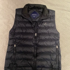 Gant väst - Marinblå väst från Gant i storlek (M). Säljer den pga att jag vill köpa någon annan väst. Pris kan diskuteras.