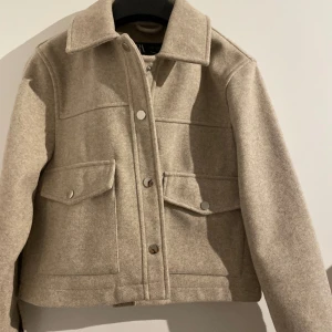 Zara jacka - Superfin jacka i nyskick använd 1-2 gånger från Zara. 💕