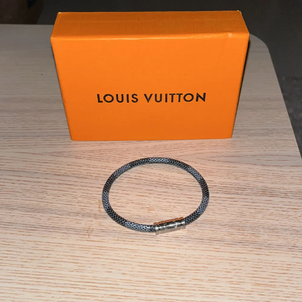 Säljer nu mitt Louis Vuitton/lv armband. Det är i väldigt bra skick. Knappt använt.  Har ej kvitto. Perfekt julklapp för honom!. Accessoarer.