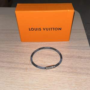 Säljer nu mitt Louis Vuitton/lv armband. Det är i väldigt bra skick. Knappt använt.  Har ej kvitto. Perfekt julklapp för honom!