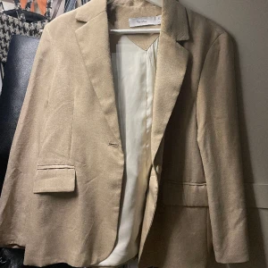 Kavaj Bershka - Fin beige kavaj från Bershka. Tyget är linne-liknande. Som ny!😊
