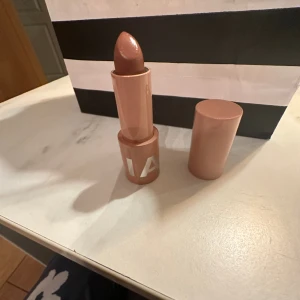 Caia läppstift  - Har fått detta läppstiftet i min julkalender men jag tycker den är för brun för min smak. Den är ändast testad på handen. Serien chic, slutsåld på hemsidan, ordinarie pris 195kr