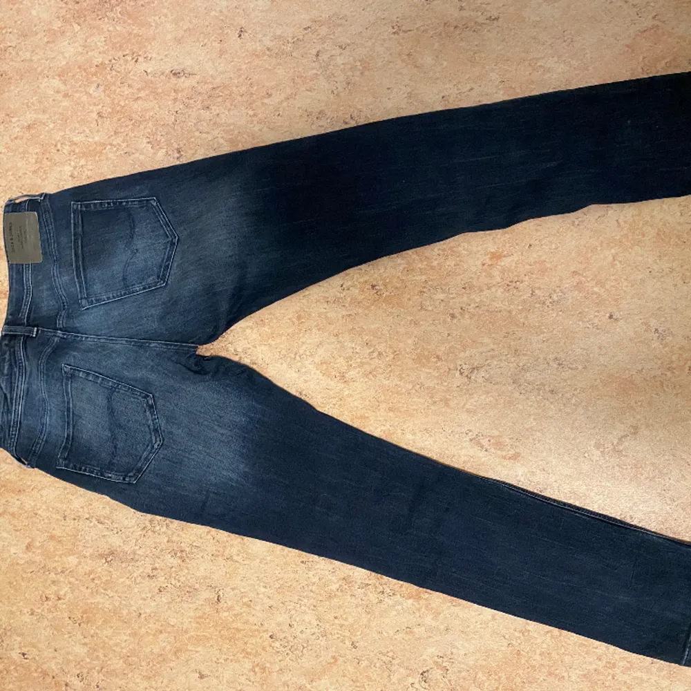 Jack and jones ripped jeans strl 33/34. Passar 186-193 ungefär. Skick 10/10 endast testade! Modell slimfit/glenn Nypris runt 1200kr. Skriv i Dm för ytterligare frågor.. Jeans & Byxor.