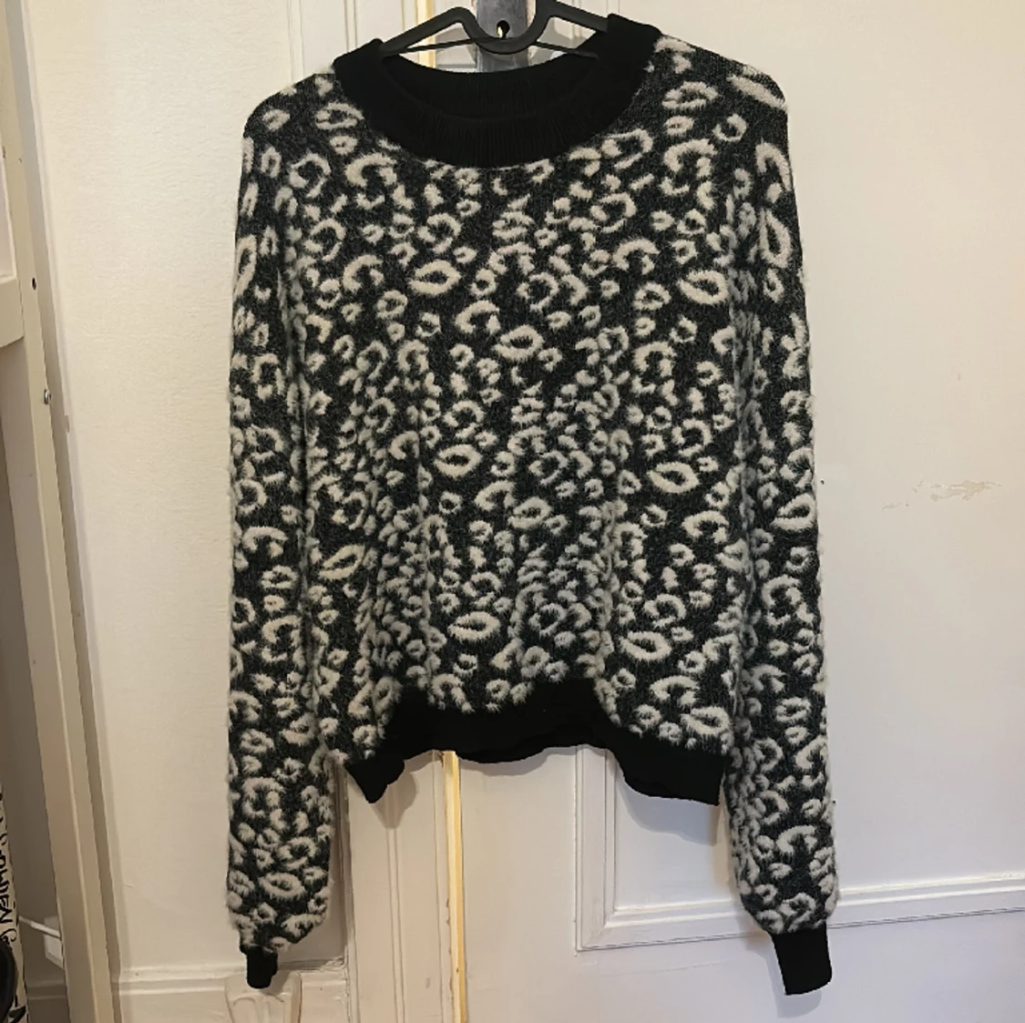 stickad tröja i leo print