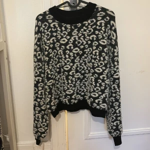 stickad tröja i leo print - från pull & bear, såååå mjuk och varm!!