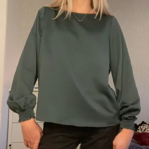 Grön satinblus🫶🏼 - Superfin blus från vila💗