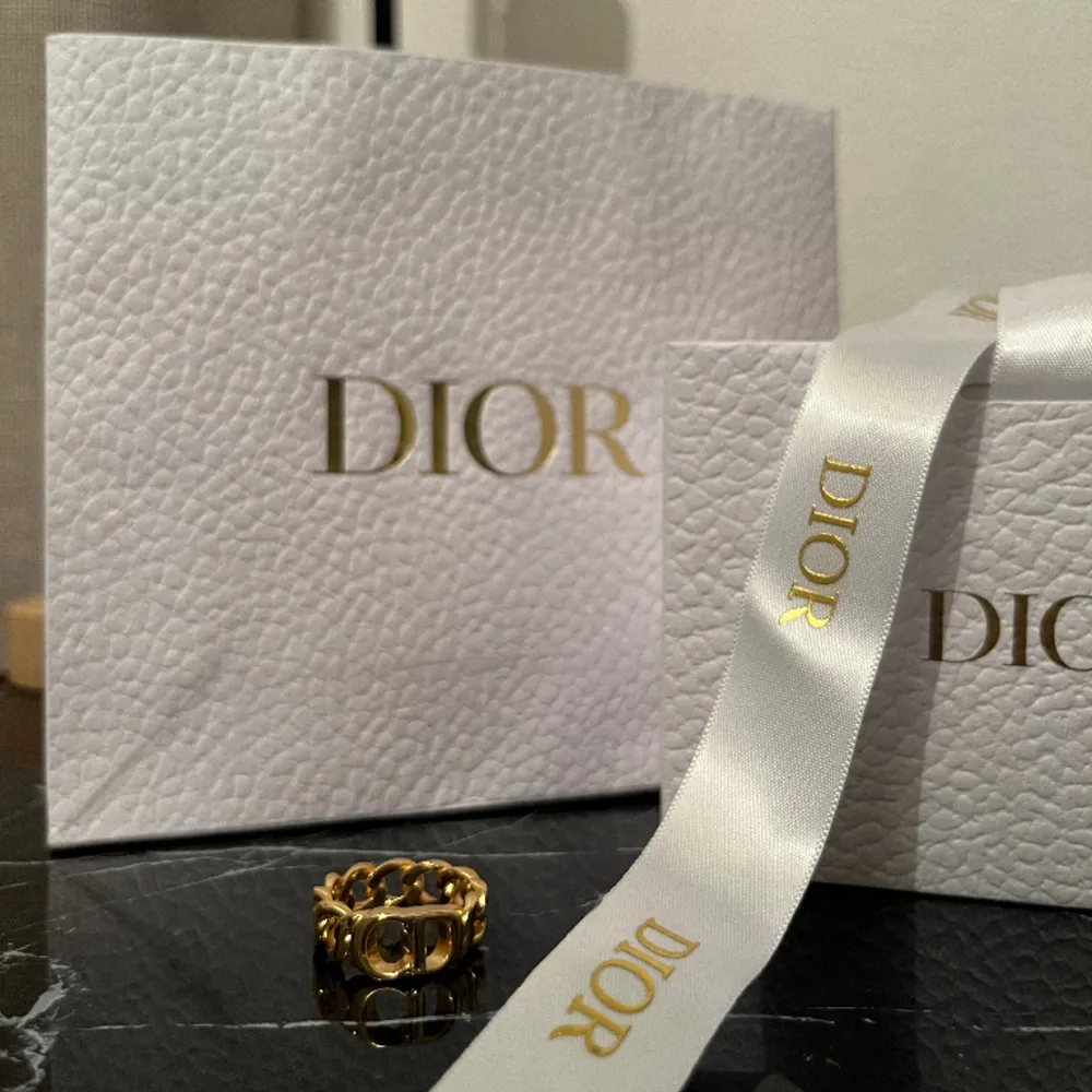 Riktigt fin Christian Dior ring som känns lyxig på fingret. Nyskick.  Kartong och påse nedkommer.  Kan skicka fler bilder och videos på förfrågan❤️  Butikspris 3.500 kr . Accessoarer.