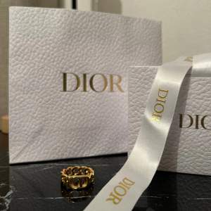 Riktigt fin Christian Dior ring som känns lyxig på fingret. Nyskick.  Kartong och påse nedkommer.  Kan skicka fler bilder och videos på förfrågan❤️  Butikspris 3.500 kr 