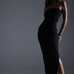 Klänning - Jättefin, glittrig, maxi klänning från NA-KD, perfekt nu till nyår!🖤🎆🎇 Storlek S men med stretchiga tyg så passar förmodligen de flesta storlekarna. Nypris 699 kr och den är helt slutsåld. Endast använd en gång så ser ut som ny✨🖤❤️‍🔥 Skicka för fler bilder🎆🎇