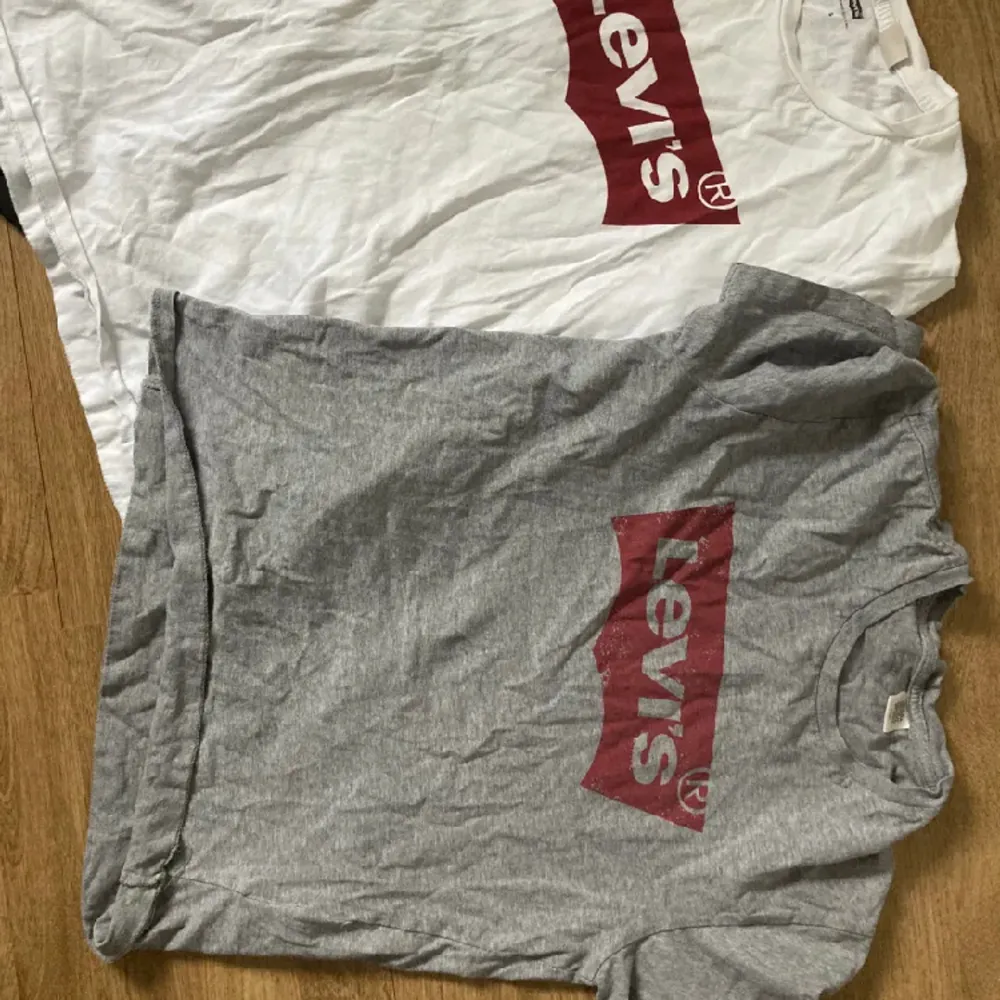 Säljer dessa tröjor från Levis ❤️ Köpta på zalando och Hede fashion outlet 🫶🏻 I använt skick och därav det låga priset 🙌. T-shirts.