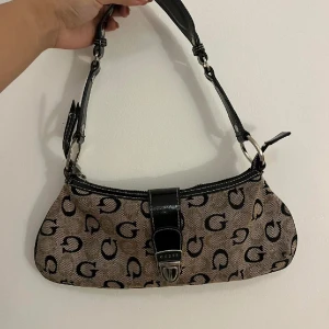 Guess väska  - Jättesnygg väska från guess, i bra skick🖤
