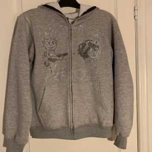 Aim for the moon hoddie - Säljer min supersnygga Aim for the moon hoddie då jag inte längre får användning av den🤍 Storlek M men passar även S🤍 Kontakta mig vid frågor🤍