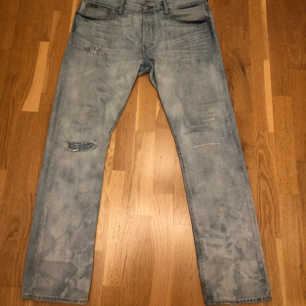Säljer ett par feta Ralph Lauren jeans! De är i perfekt skick knappt använda och har inga defekter alls! De är i storlek 33/32 så dom passar mig som är 186 perfekt. (OBS dom ser smutsiga ut på bilden men modellen är så) Hör av er vid funderingar!. Jeans & Byxor.