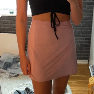 Rosa mockakjol - Rosa kjol i mockaliknande material. Använd en gång. Köparen står för frakten. Hör av dig för mer information! 🤍