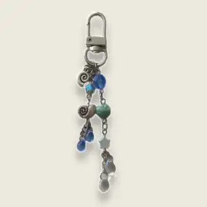 Keychain som går att sätta på väska, nycklar, jeans m.m med tjeckiska glaspärlor i blå färger🌊🐟🫧 frakt 15kr✨
