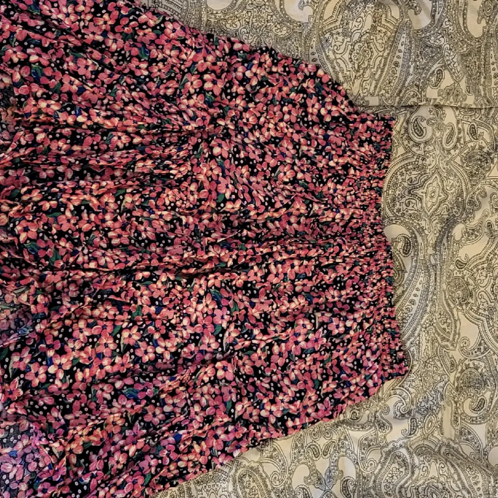 Jätte gullig blommig kjol från pernilla wahlgrens kollektion med ullared. Kjolar.