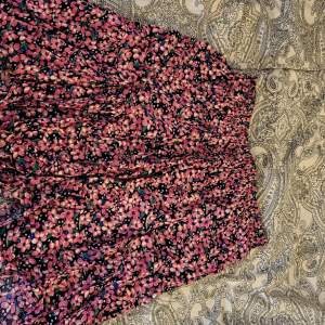 Jätte gullig blommig kjol från pernilla wahlgrens kollektion med ullared