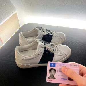 Valentino open navy - Valentino open navy EU 40 (FITS 41) Skick: 8/10 lite creases annars fint skick, kommer utan box. 