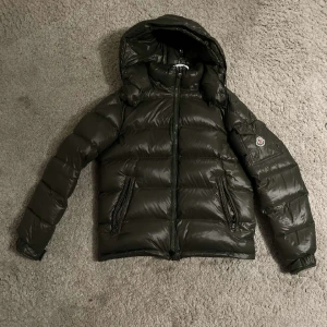 Moncler maya - Tja säljer min maya. har haft den i två vinter den är i Jättebra skick. Den är i storleken 1 -s-m Pm för fler bilder pris kan diskuteras 