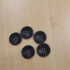 5 st svarta knappar