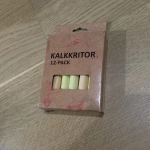 Färgglada kritor - 12 stycken färgglada kritor. Rosa, blå, grön, orange, vit och gula färger. Lite färg på framsidan men annars typ helt nya.