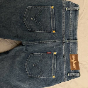 Low Waist Levis Jeans - Blå låg midja levis jeans. Är vintage levis. midjemått 29. Dom har en liten fläck men det syns inte alls när man har på den. 