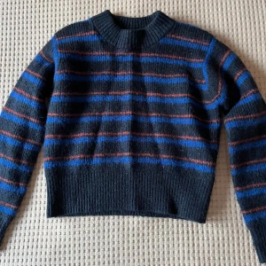 Stickad Randig Weekday Tjocktröja - Varm och mysig tröja från Weekday! 😍💕 Svart/mörkblå randig tröja i rött/blått! I storlek XS, normal passform. Använd men i bra skick, inga konstigheter! 🥰💕