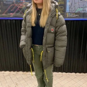 Fjällräven jacka  - Superfin fjällräven jacka! Storlek XXS. Den har två små repor i ena armen, men de snyns inte när man har på sig den. Ganska många fläckar här och där (skriv för mer bilder) OBS!! Kan tänka mig att gå ner i pris mycket vid snabb affär. 