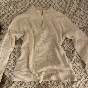 Stickad tröja  - Jättefin till vintern, så söta detaljer 