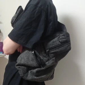 Techwear, Jack and Jones - ryggsäck - Smart och funktionell ryggsäck i riktigt gott skick, många spännande funktioner som jag kan berätta mer om i pm :3   kom in i mitt hem i samband med min karl för 3 år sen och den har aldrig använts