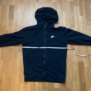 Nike Zip-Up - Priset är ej fast, skicka gärna prisförslag. Storlek S, Längd ~65cm Bredd ~50cm, Mätt som på bilden.