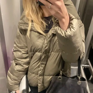 H&M jacka - Lånade bilder! Får ingen användning för den men den är varm och mysig! 