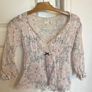 Odd Molly blus - Så fin, fint skick! Ljusrosa och grå i mönstret. Storlek 0, motsvarar en XS. Tar emot att sälja men tyvärr för liten på mig 💕