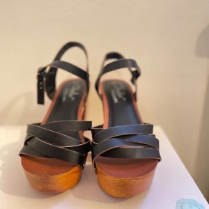 Lätta klackar strl 39, nya med lapp - Endast testade inomhus. Nypris 399:-  Extremt lätta, väger minimalt och därför väldigt lätta att gå i!  Finns några märken på undersidan från testningen inomhus, se bilder.  För höjd på klack se bilder med tumstock. 😊 Finns fler bilder!   