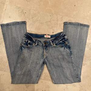 Ljusblåa Tokyo Rose lågmidjade jeans med coola fickor. Fint skick! Midjemått: 82cm, innerbenslängd: 79cm💕💕 Hör gärna av vid frågor/ funderingar!!