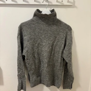 Stickad törja - Stickad tröja med slits, använd en gång. 