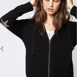 Säljer denna ursnygga zip hoodie från Zadig i mörkblått🌟Storlek S men skulle säga att den passar M också🤗Inte jätte använd, skicket är alltså bra! Dock finns ett jättelitet hål på ryggen (syns knappt), skicka privat om du vill ha bild😇Nypris: 3500-4000kr💖
