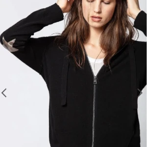 Zadig & Voltaire zip hoodie - Säljer denna ursnygga zip hoodie från Zadig i mörkblått🌟Storlek S men skulle säga att den passar M också🤗Inte jätte använd, skicket är alltså bra! Dock finns ett jättelitet hål på ryggen (syns knappt), skicka privat om du vill ha bild😇Nypris: 3500-4000kr💖