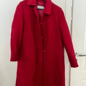 Hej!  Säljer min mors röda kappa. Storleken är 42 och är knappt använd då den är för liten!
