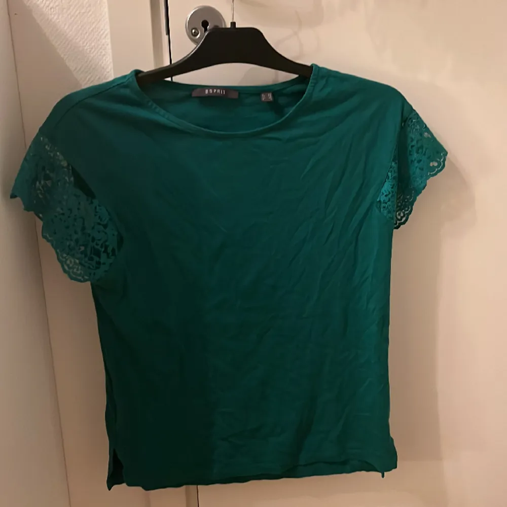 T-shirt med spets ärmar i en jättefin grön färg! Står xs men skulle mer säga s/m💓. T-shirts.