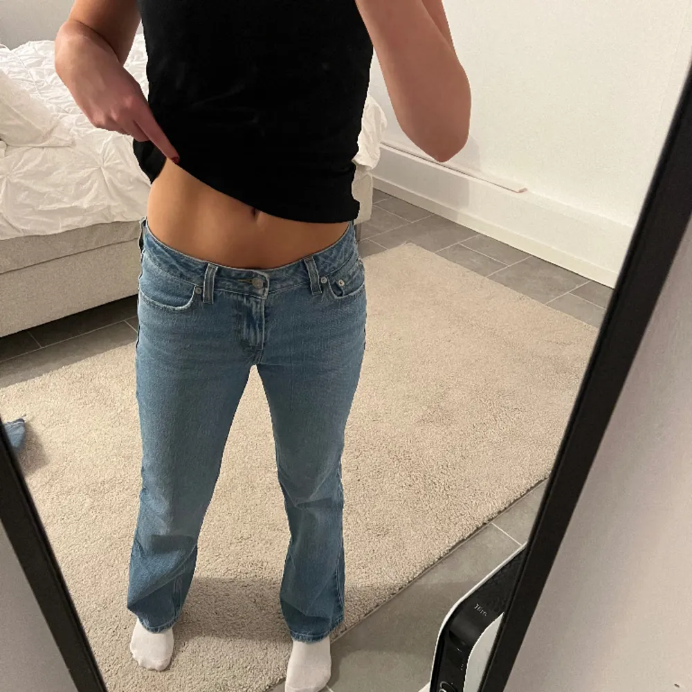Lågmidjade jeans från Levis i modellen low pitch boot❤️sitter jättebra i längden på mig som är 166!!  i princip aldrig använda . Jeans & Byxor.