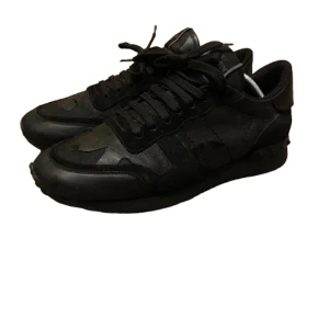 Valentino rockrunners  - Svarta valentino rockrunners i storlek 44, Skorna är i 8,5/10 skick. Nypris:7200, Tyvärr så har jag inte box eller dustbag men kan pakitera dem perfekt. Jag tar jätte gärna byten🙏🏻 Skriv vid frågor 