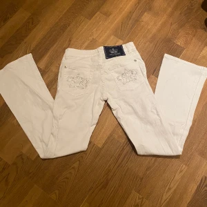 Low waist - Super snygga Victoria Beckham jeans i mycket bra skick! Säljs då de är lite för korta för mig! 💗 