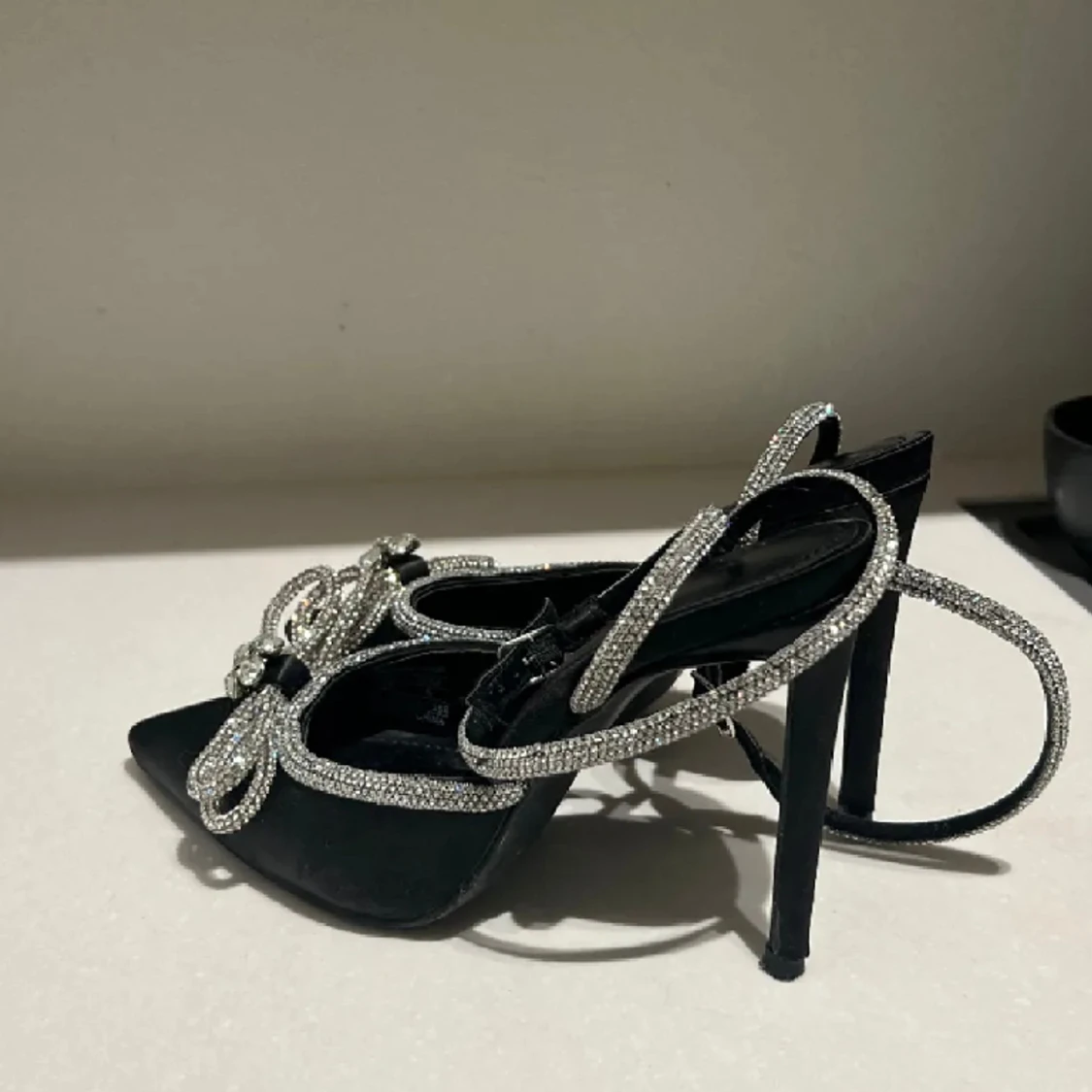 Klackskor med glitterrosett  - 91