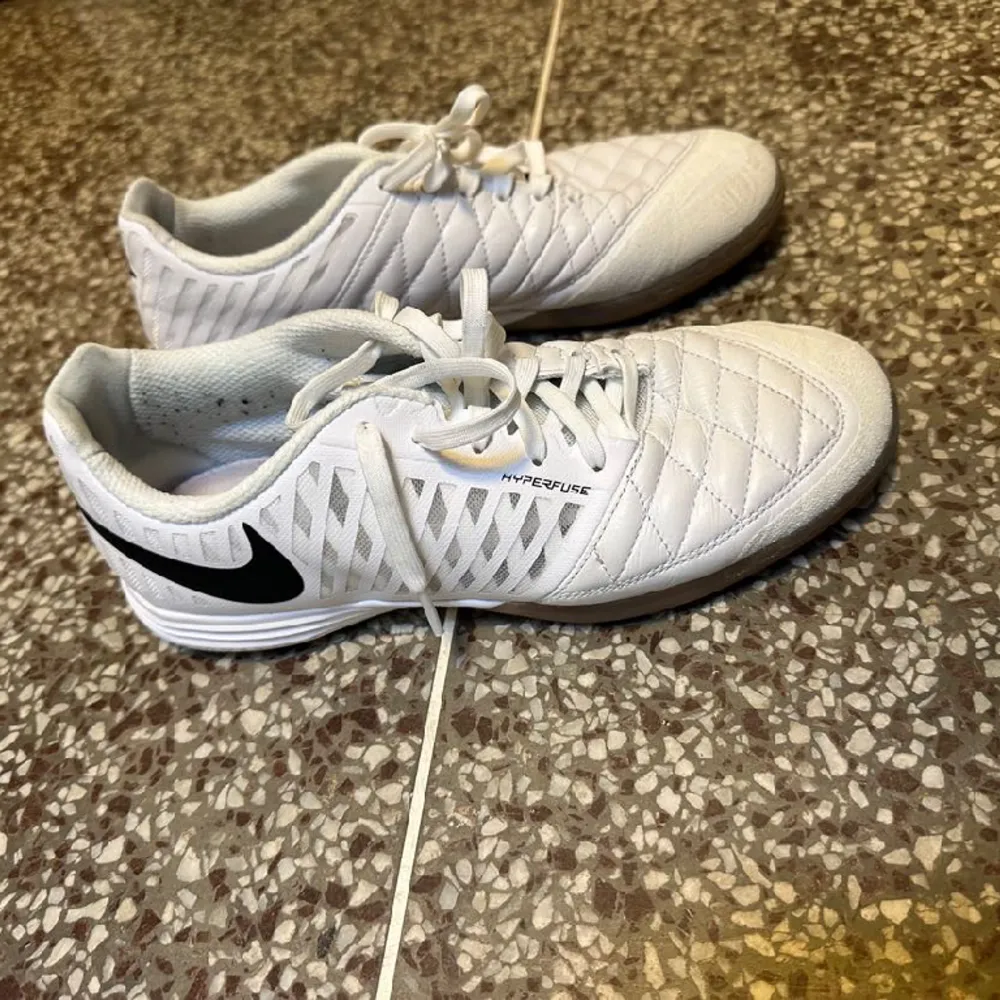 Futsal skor använda endast 2 gånger säljs pågrund av att de är för små,  nypris 1100kr. Skor.