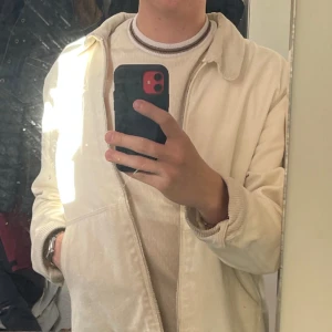 Jeans jacka vit  - Jeans jacka från brixtol textiles köpt för 2400kr. Storlek L men passar M också! 
