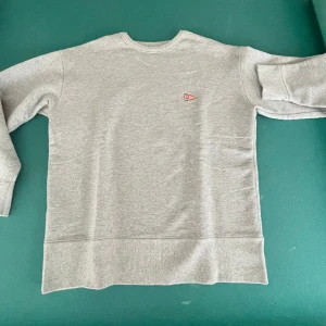 Drake's Grey Crewneck Sweatshirt - Drake's är ett av de mest framstående varumärkena inom lyxiga herrkläder. Detta manifesteras i deras rena kvalitetskläder.  Nypris: 2640 Pris: 700 Skick: 9/10 Storlek: 42 (M) Material: 100% bomull Skapad i London